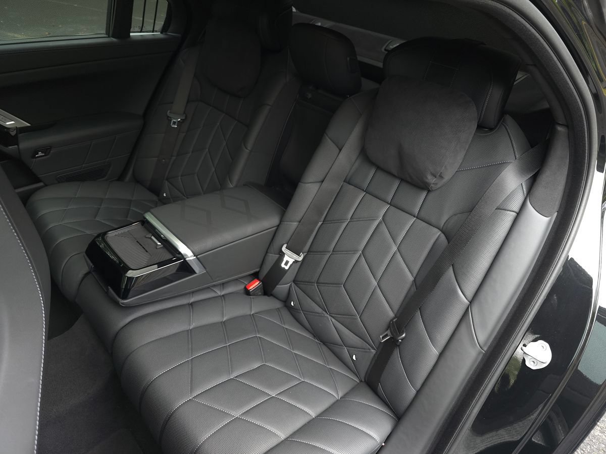 Used 2023 BMW i7 xDrive60 w/ Parking Assistance Package AWD/4WD image 16