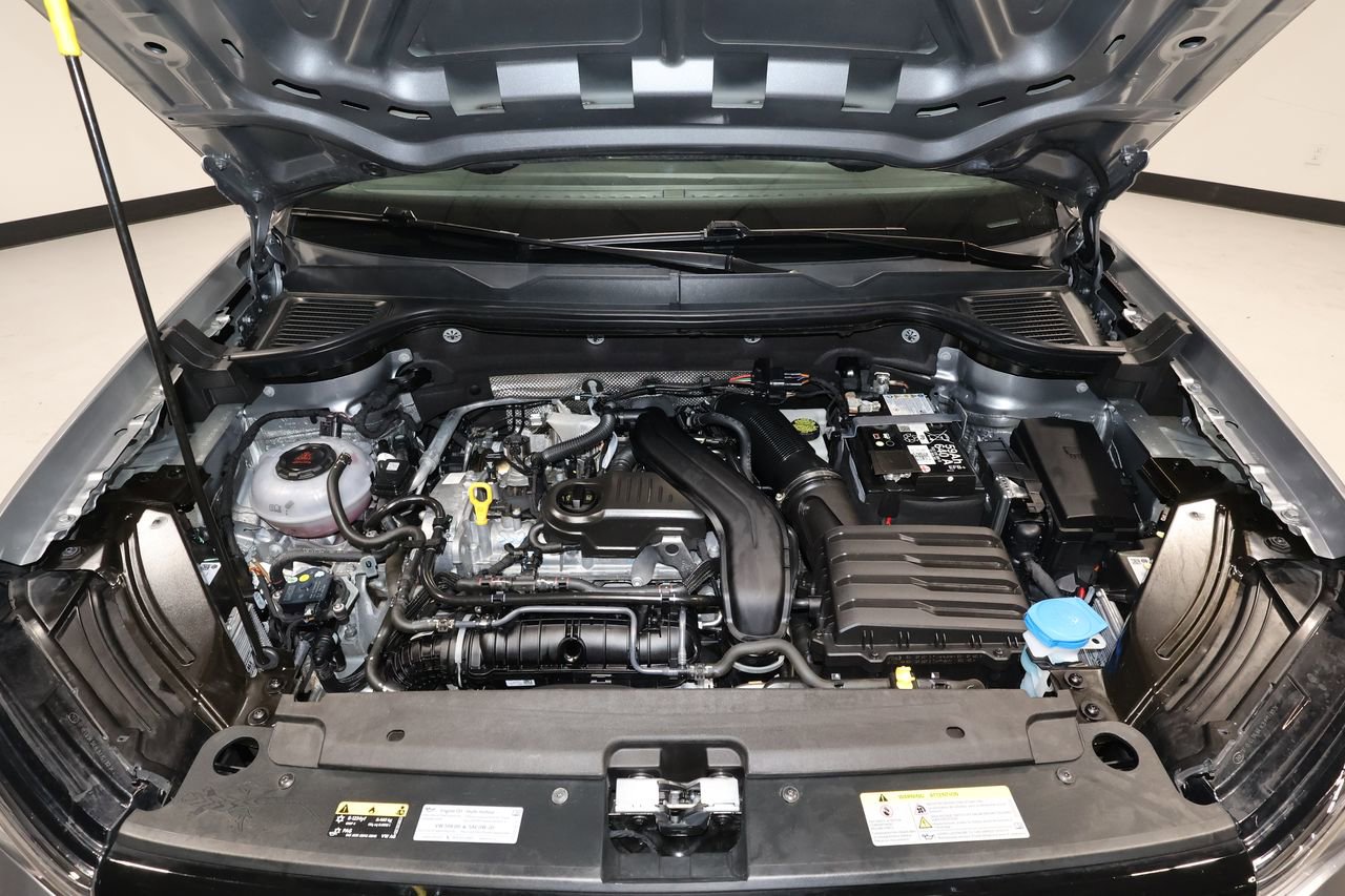 Used 2025 Volkswagen Taos SE image 30