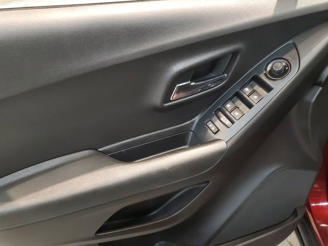 Used 2017 Chevrolet Trax LT w/ LT Convenience Package image 11