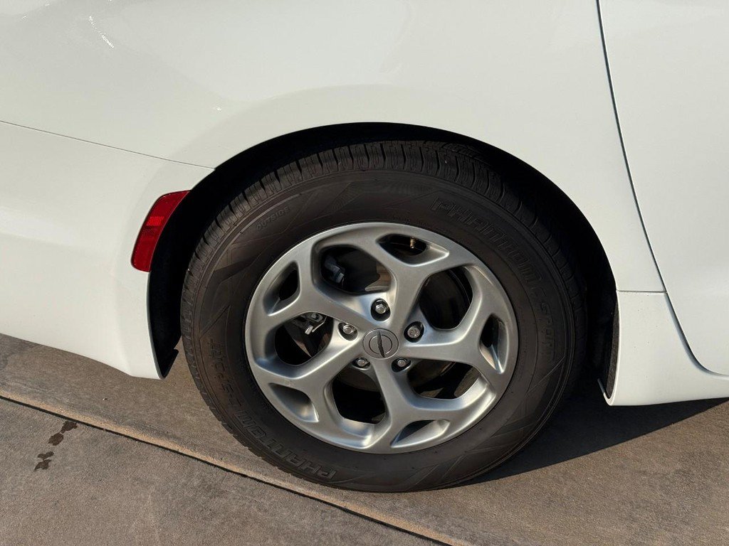Used 2024 Chrysler Pacifica Limited FWD image 6