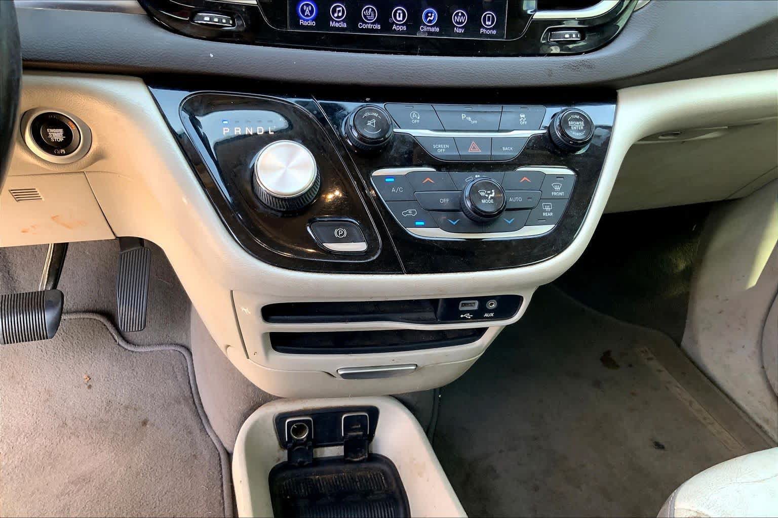 Used 2017 Chrysler Pacifica Touring-L FWD image 29