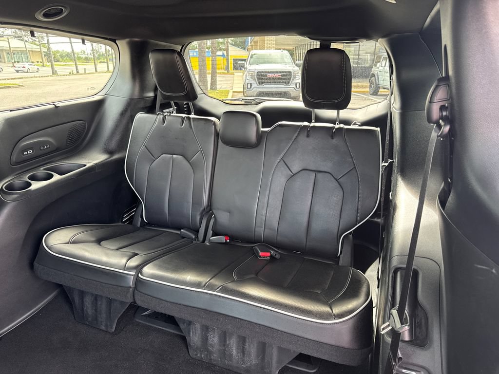 Used 2023 Chrysler Pacifica Limited w/ Uconnect Theater Family Group FWD image 16