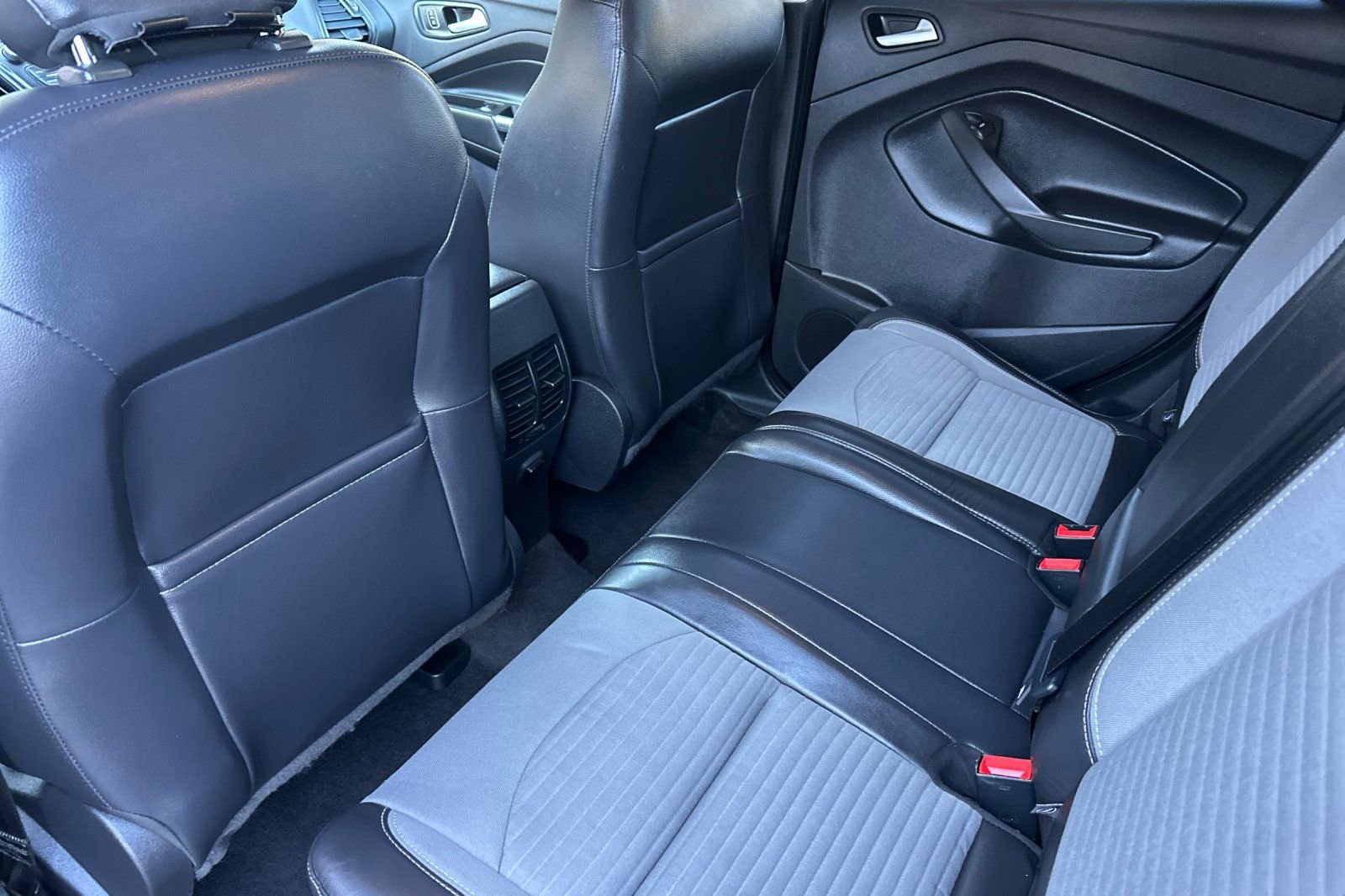 Used 2018 Ford Escape SE w/ SE Sport Appearance Package image 11