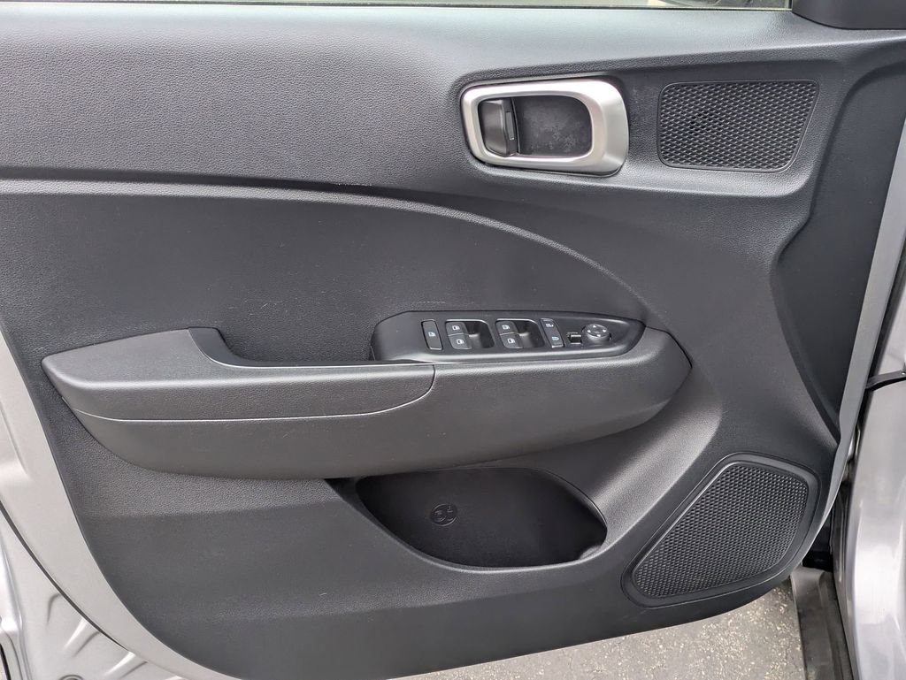Used 2025 Hyundai Venue SEL FWD image 15