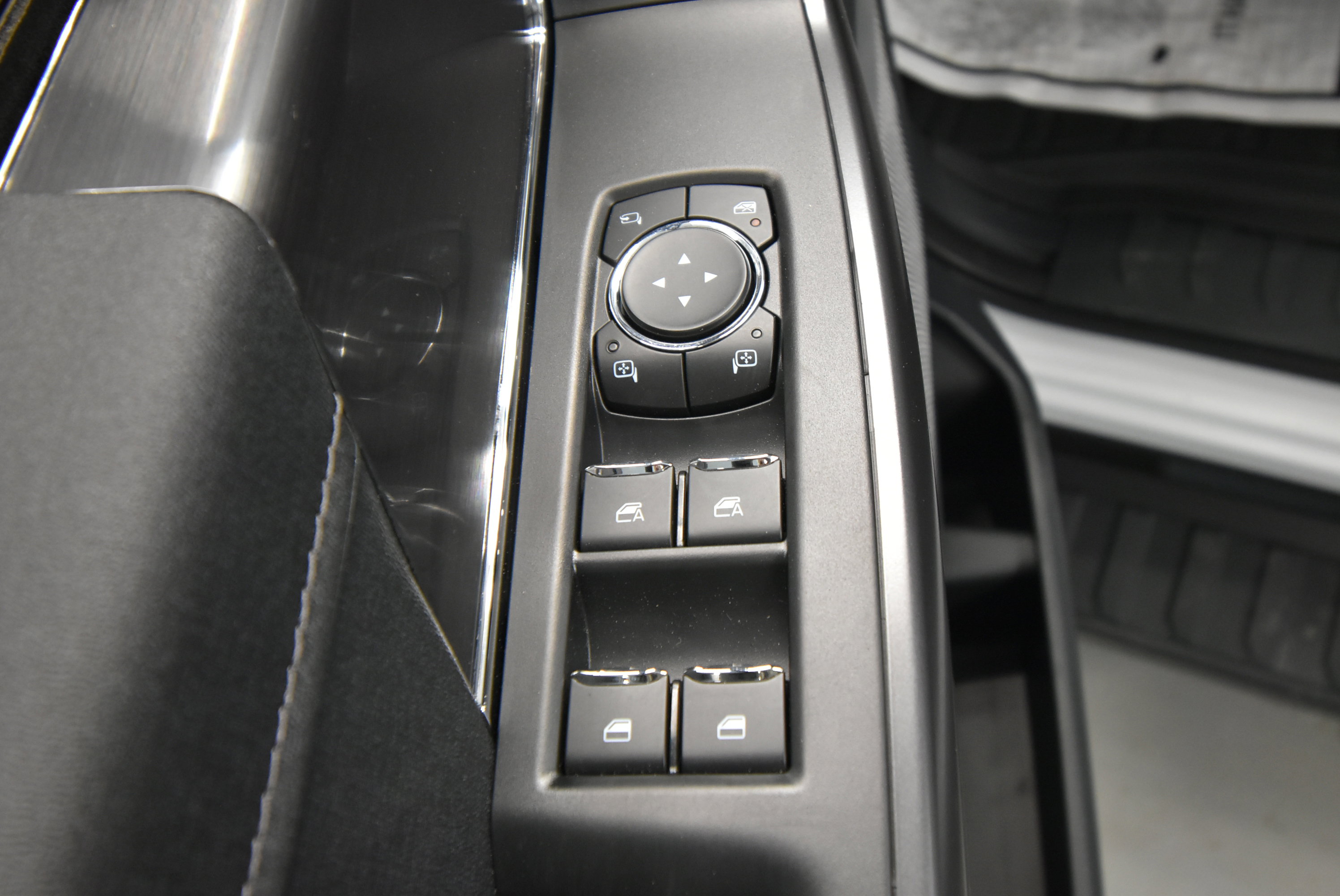 New 2025 Ford F150 Lariat w/ Equipment Group 502A High image 4