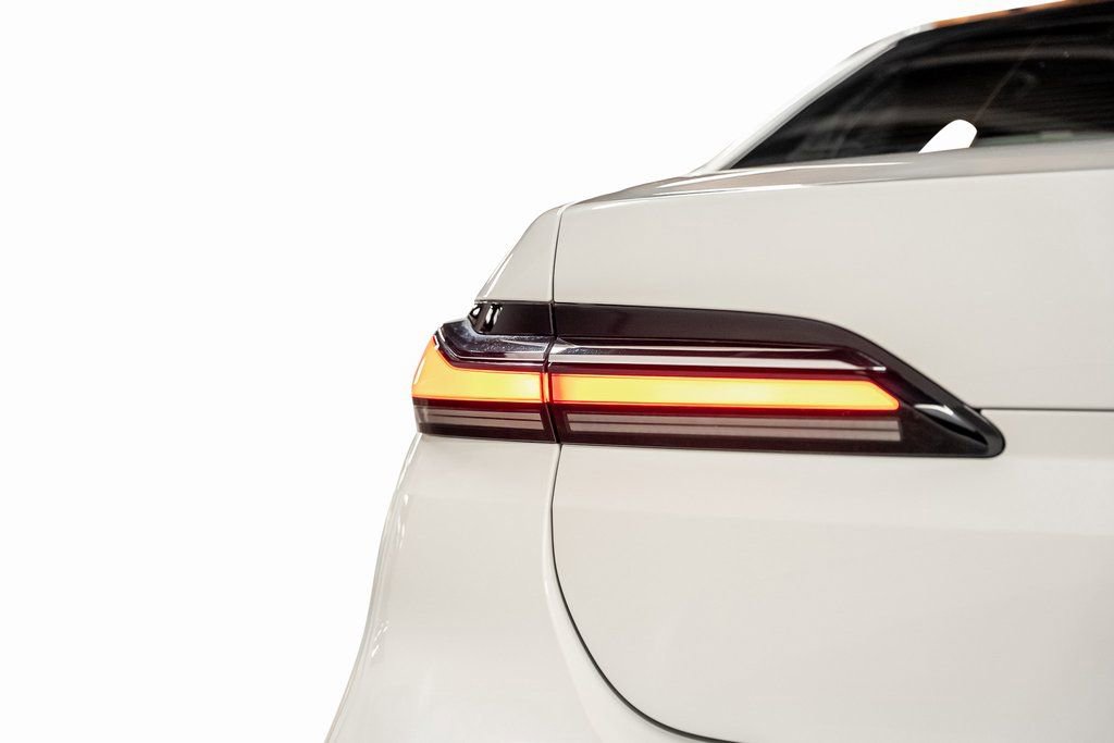 Used 2023 BMW 740i w/ Luxury Rear Seating Package image 21