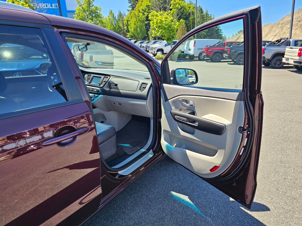 Used 2017 Kia Sedona LX w/ LX Essentials Premium Package FWD image 28