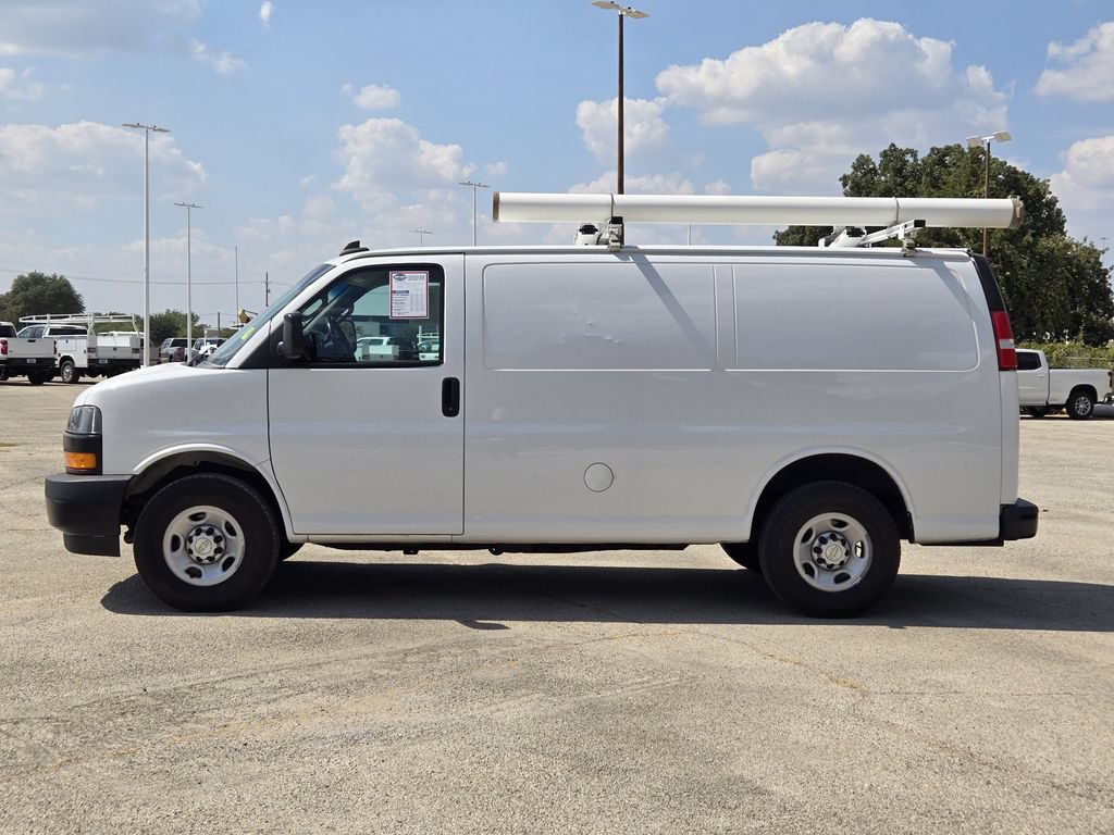 Used 2021 Chevrolet Express 2500 w/ Driver Convenience Package RWD image 4