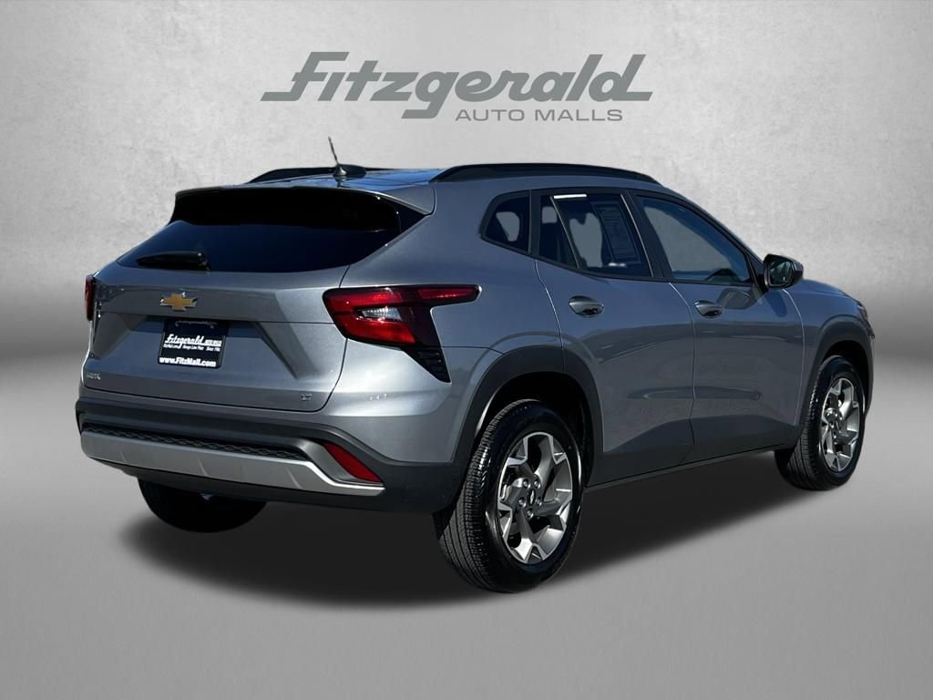 Used 2025 Chevrolet Trax LT image 7