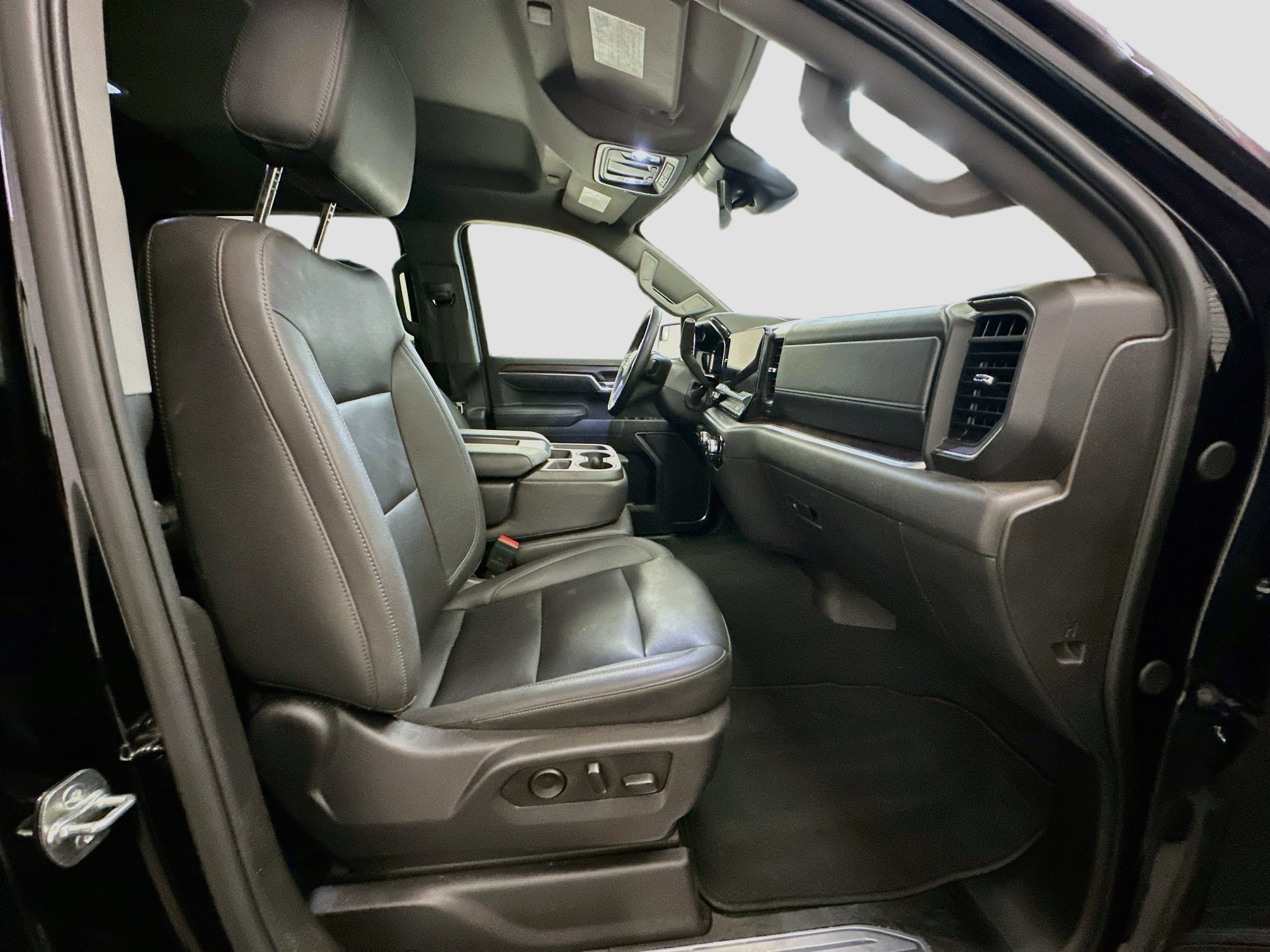 Used 2025 GMC Sierra 1500 SLT AWD/4WD image 32