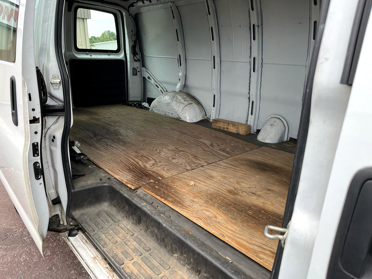 Used 2018 Chevrolet Express 3500 Extended w/ Driver Convenience Package image 4