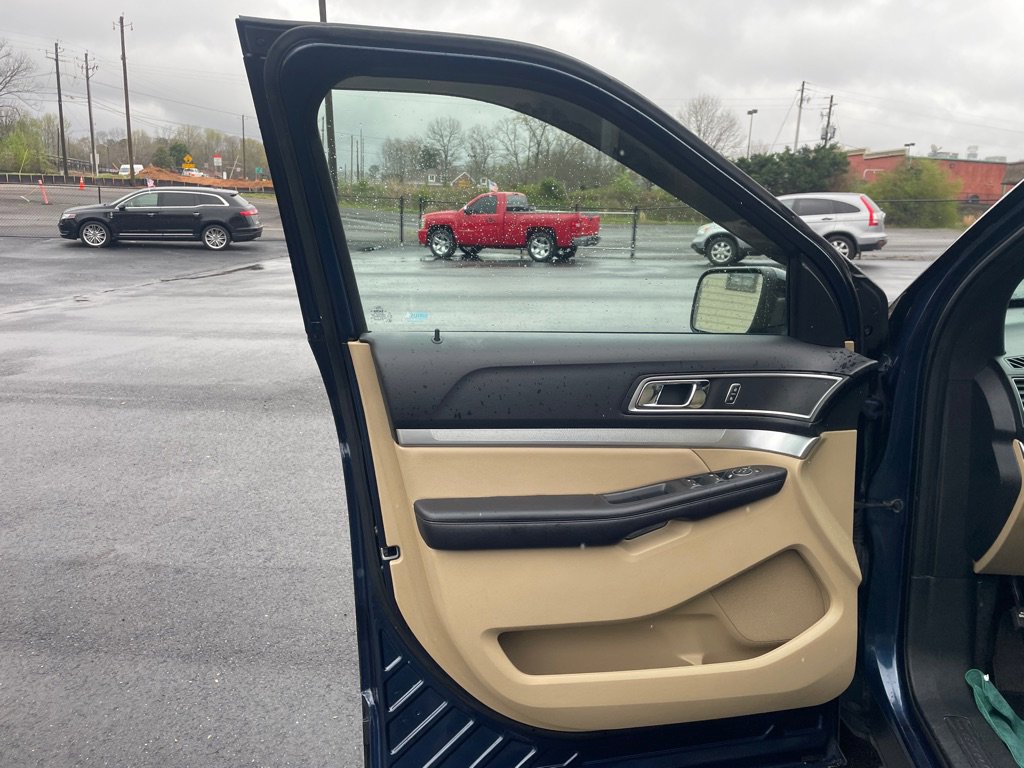 Used 2017 Ford Explorer XLT w/ Equipment Group 202A FWD image 11