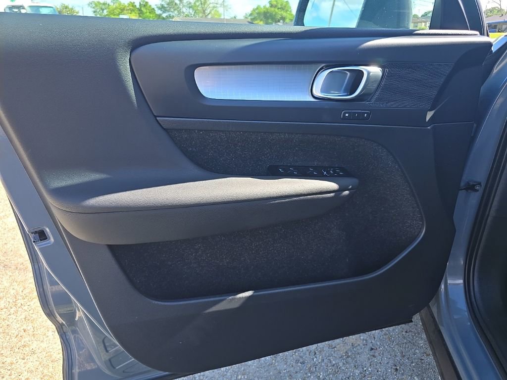 Used 2021 Volvo XC40 T5 Momentum image 35