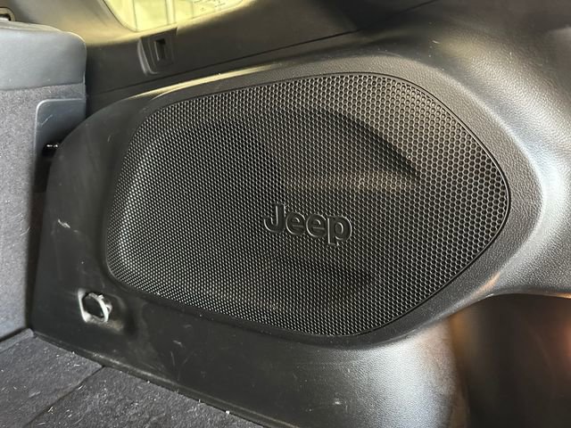 Used 2022 Jeep Cherokee Limited AWD/4WD image 17