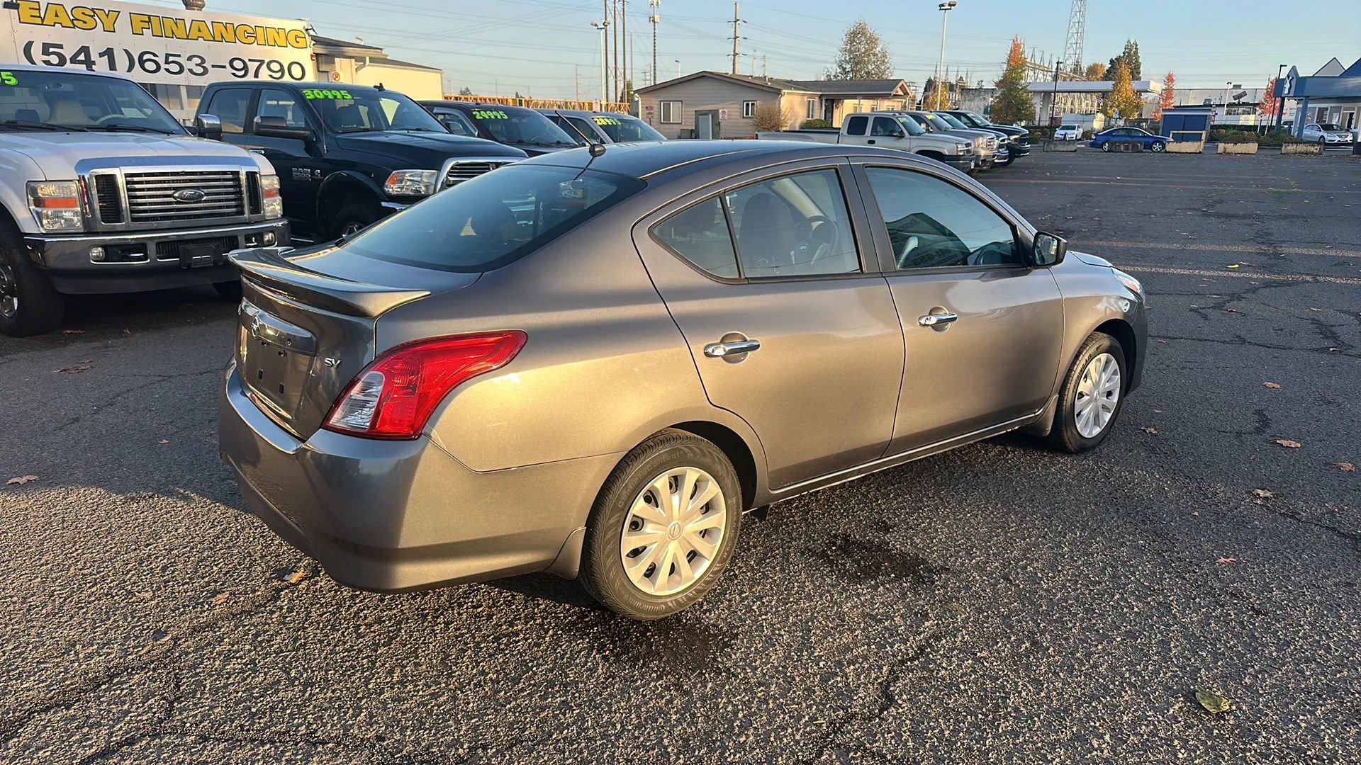 Used 2018 Nissan Versa SV image 3