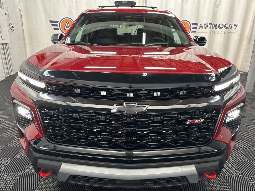 Used 2025 Chevrolet Traverse Z71 image 3