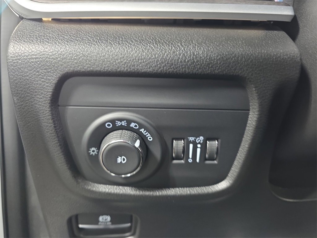 Used 2024 Jeep Grand Cherokee L Limited w/ Luxury Tech Group II image 29