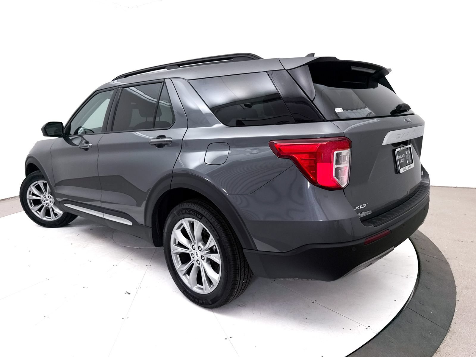 Used 2022 Ford Explorer XLT w/ Equipment Group 202A AWD/4WD image 2