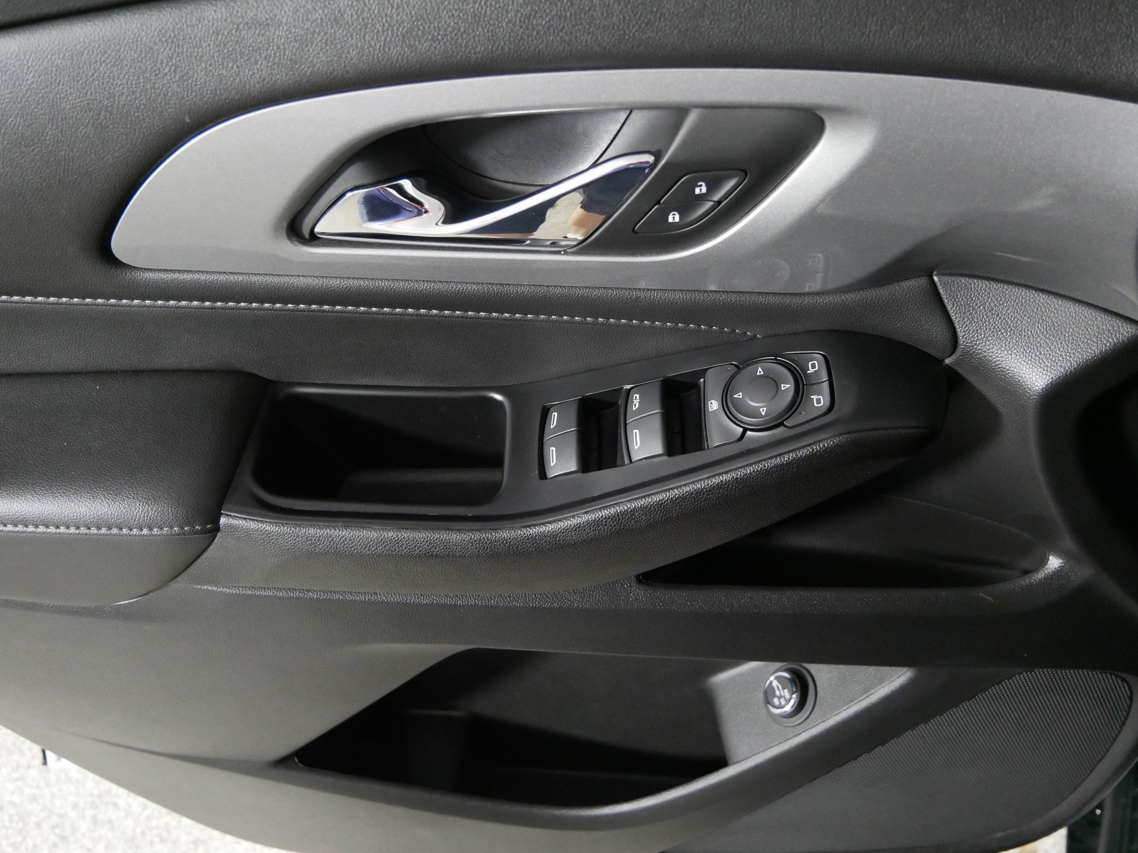 Used 2023 Chevrolet Traverse LT FWD image 19