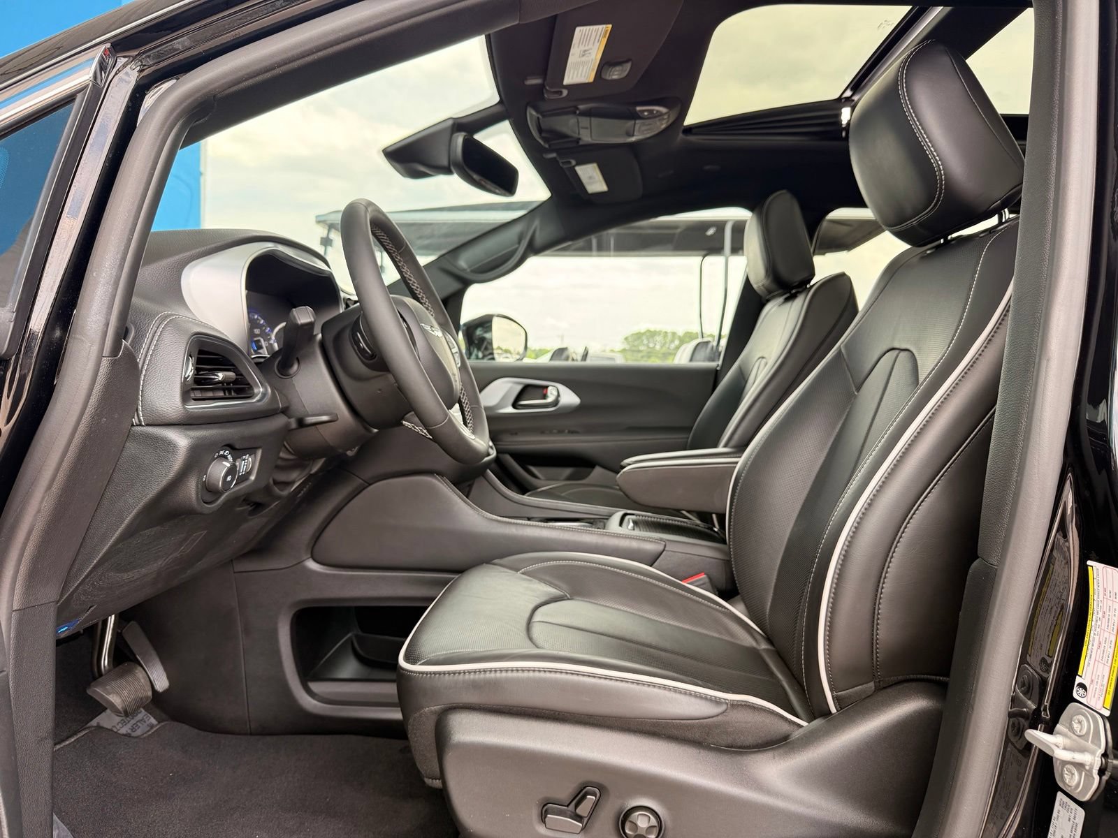Used 2026 Chrysler Pacifica Limited FWD image 16