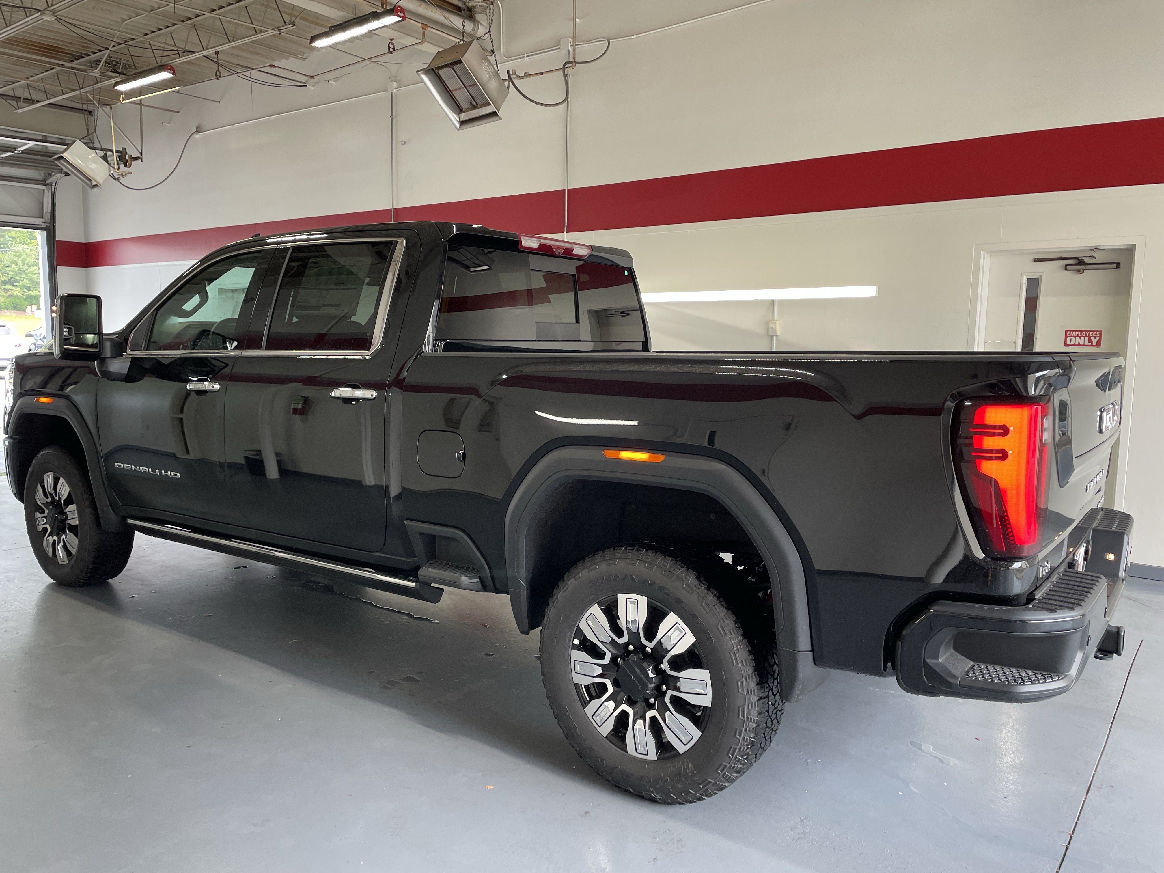 New 2026 GMC Sierra 2500 Denali w/ Denali Reserve Package AWD/4WD image 6