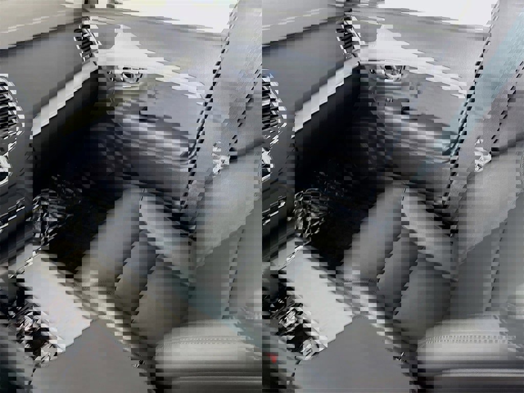 Certified 2025 Volvo XC90 B5 Core image 24