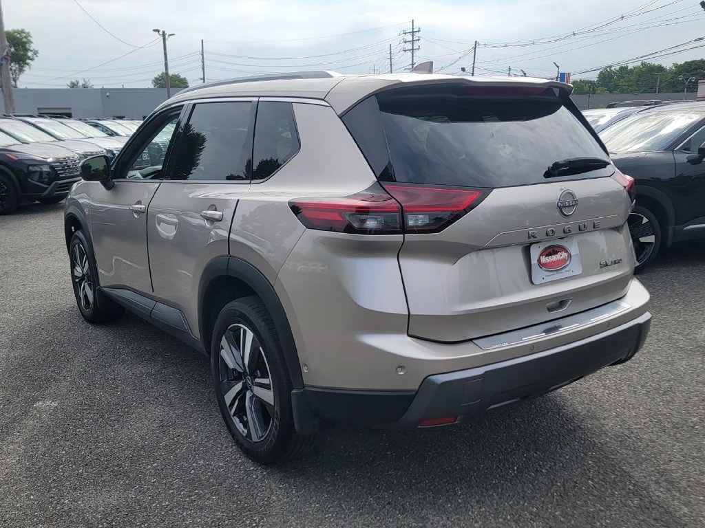 Used 2024 Nissan Rogue SL AWD/4WD image 7