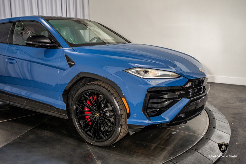 Used 2025 Lamborghini Urus SE image 2