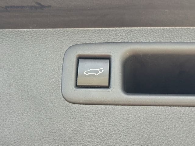 Used 2023 Toyota Highlander LE FWD image 34