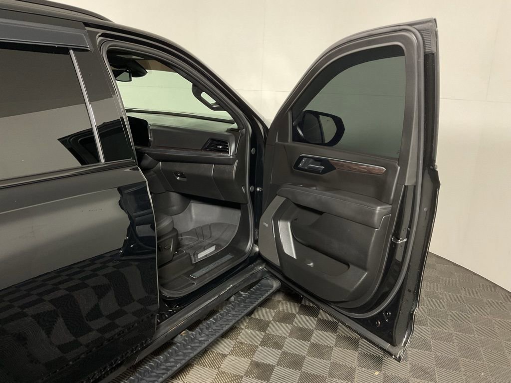 Used 2025 Chevrolet Tahoe Z71 w/ Comfort Package image 35