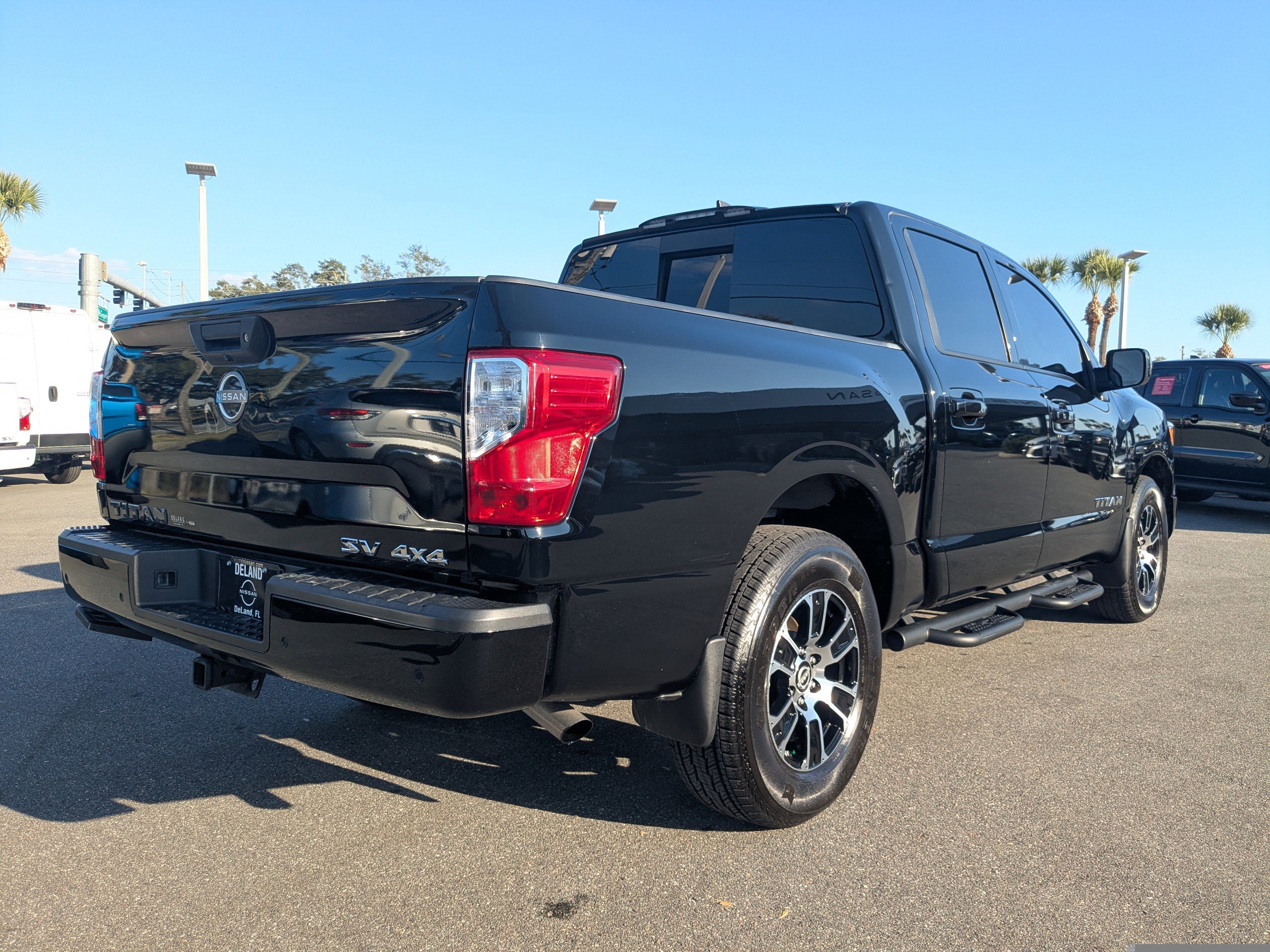 Used 2023 Nissan Titan SV w/ SV Convenience Package image 4