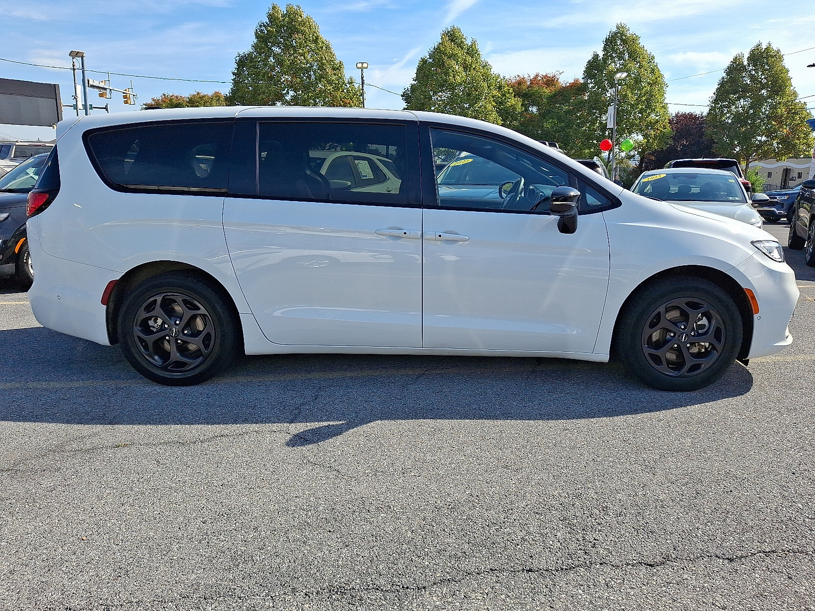 Used 2024 Chrysler Pacifica Limited FWD image 5