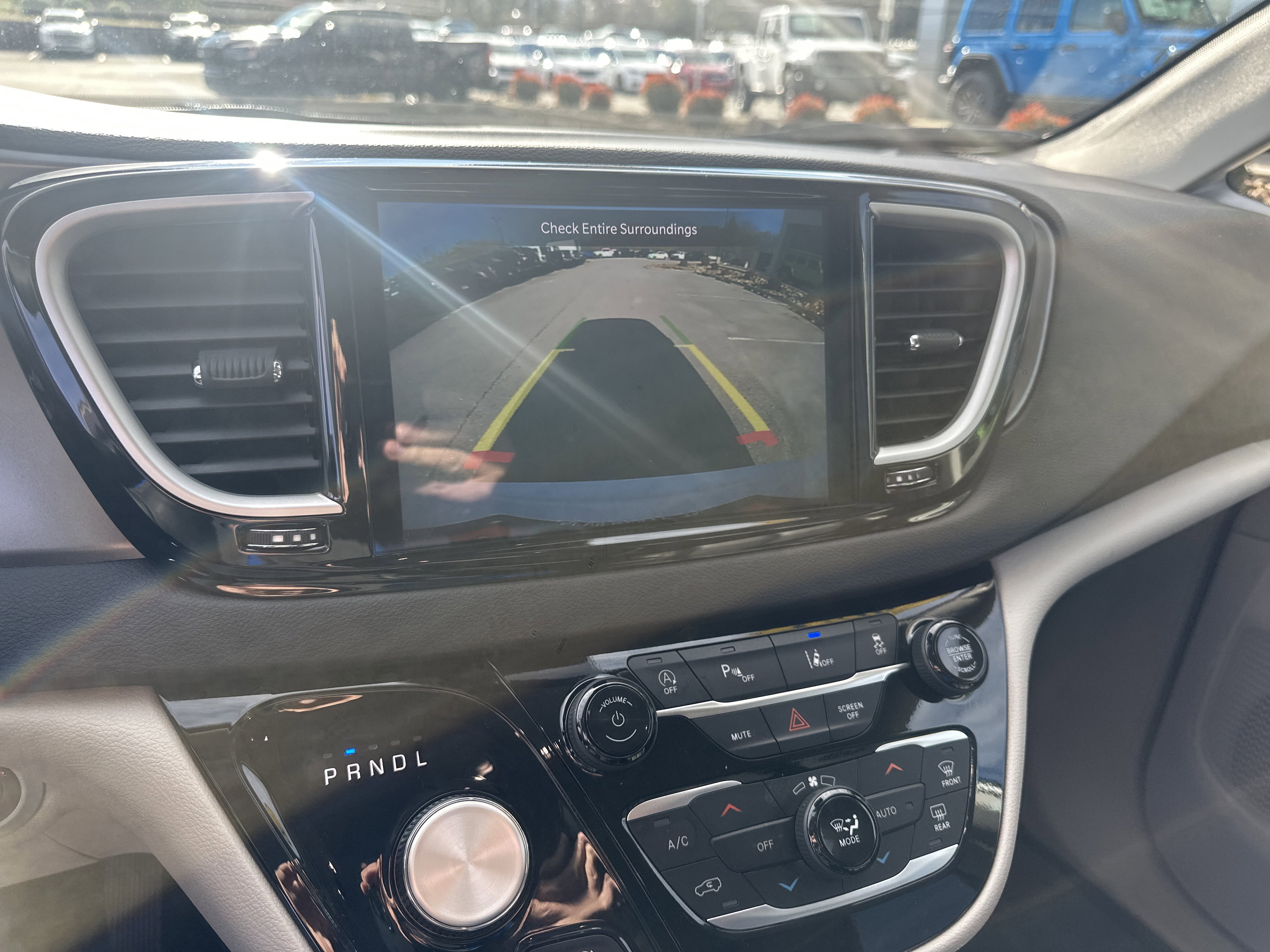 Used 2024 Chrysler Pacifica Touring-L image 39