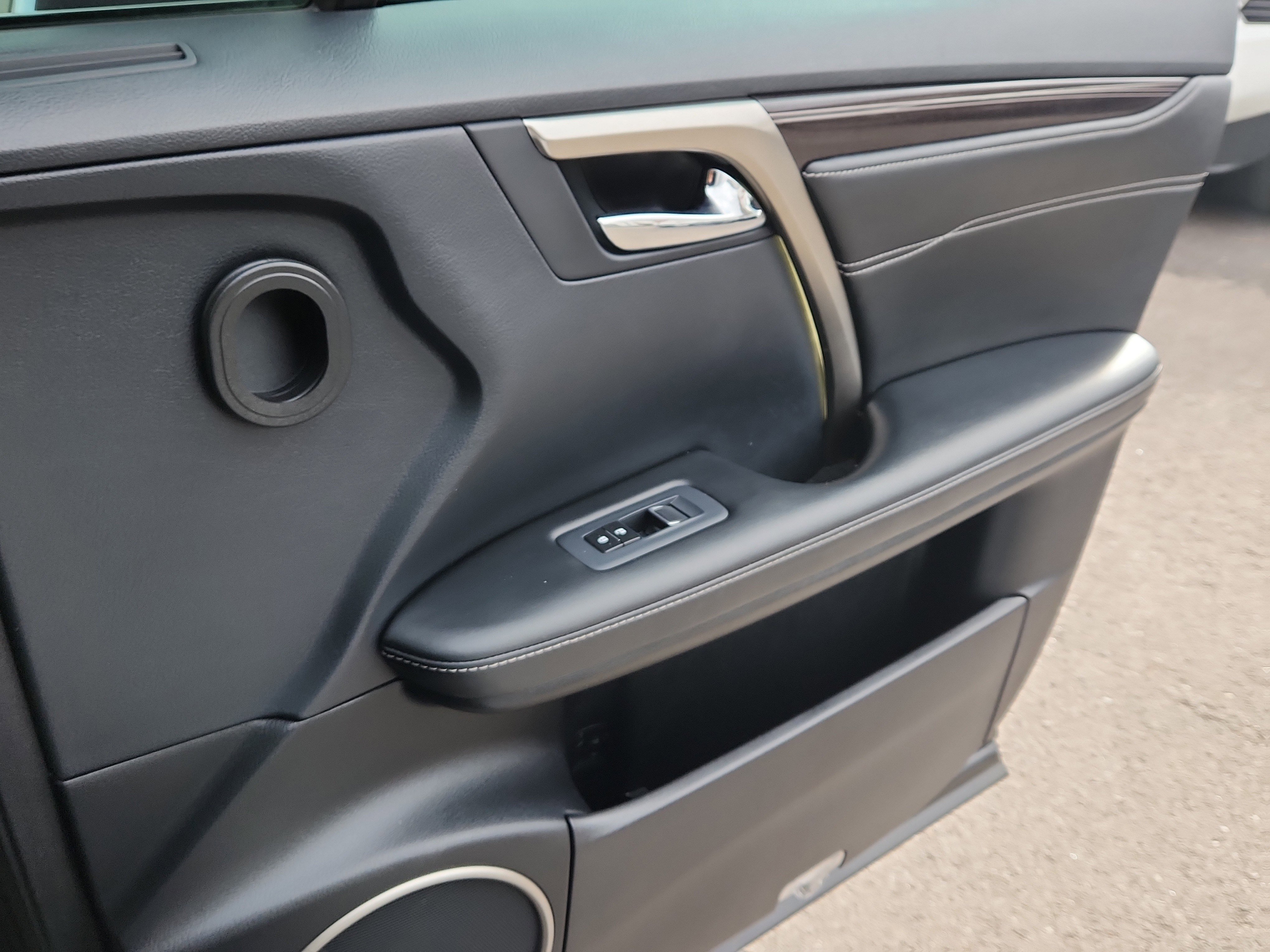 Used 2019 Lexus RX 450hL Luxury w/ Accessory Package image 16