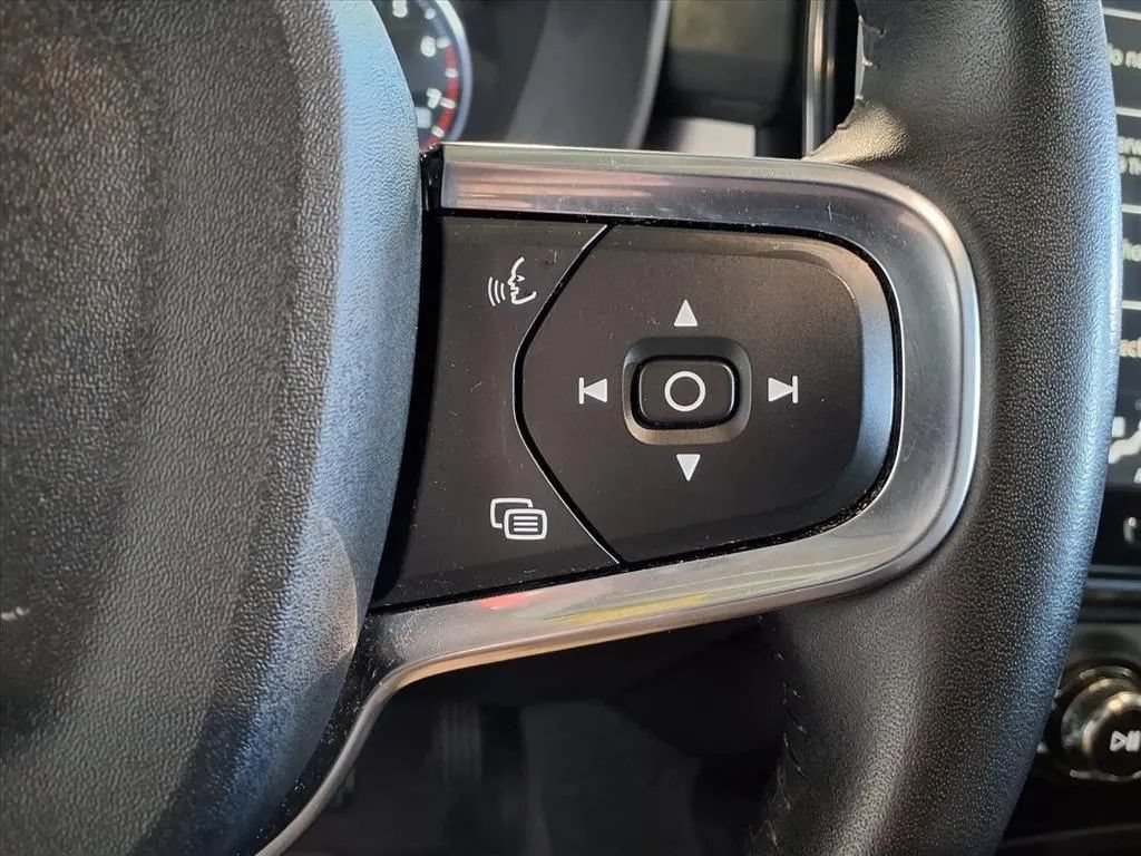 Used 2021 Volvo XC40 T4 Momentum FWD image 24