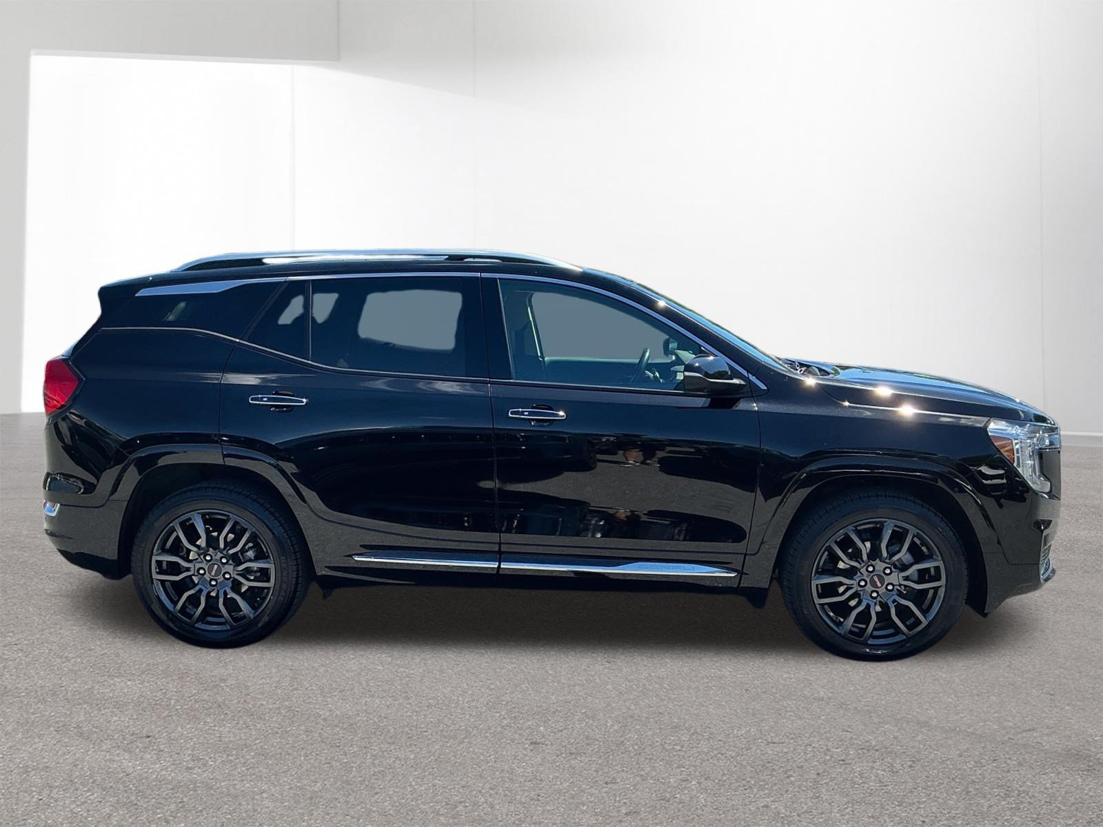 Used 2023 GMC Terrain Denali w/ Black Diamond Edition AWD/4WD image 2