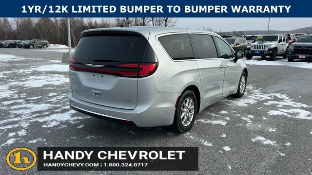 Used 2024 Chrysler Pacifica Touring-L FWD image 3