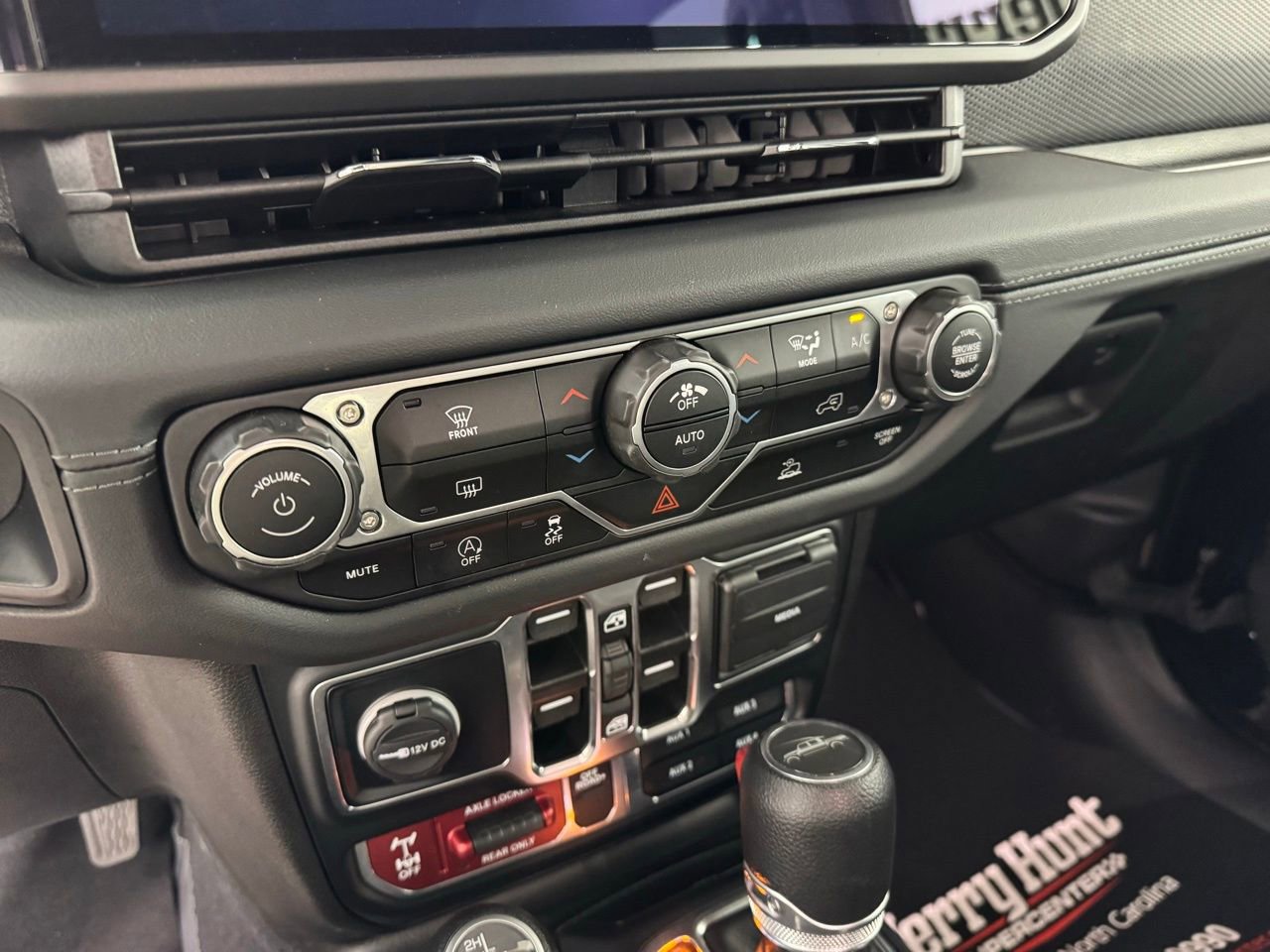 Used 2024 Jeep Gladiator Mojave AWD/4WD image 19