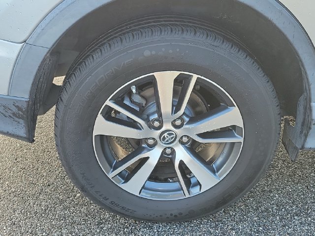 Used 2018 Toyota RAV4 XLE FWD image 6