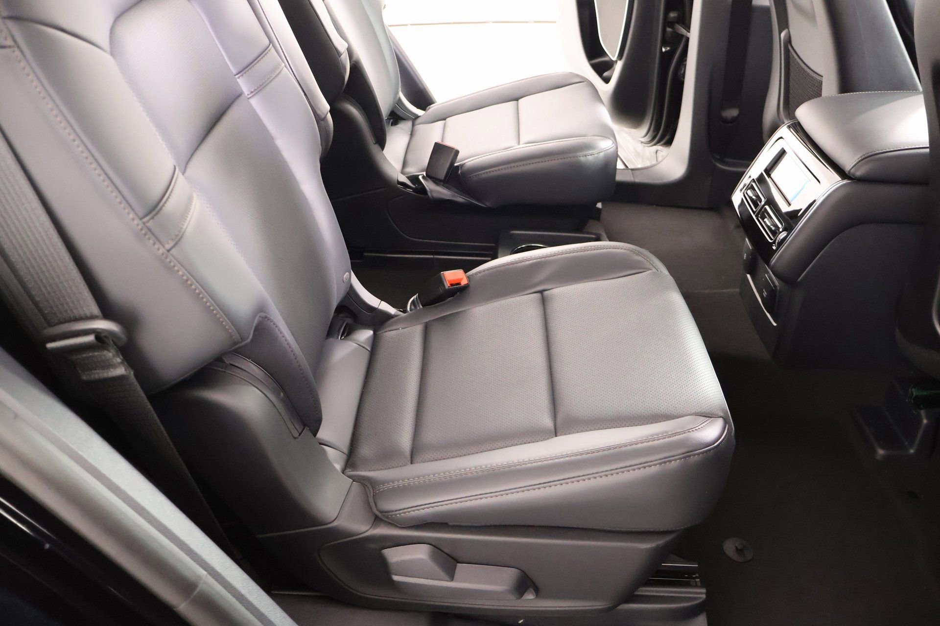 New 2026 Lincoln Aviator AWD w/ Jet Appearance Package image 15
