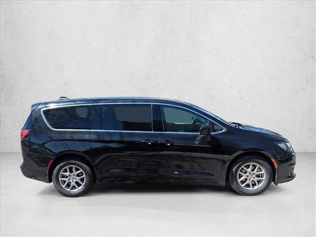 Used 2022 Chrysler Voyager LX FWD image 4