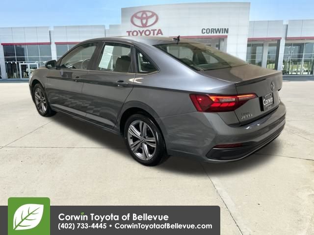 Used 2024 Volkswagen Jetta SE image 3