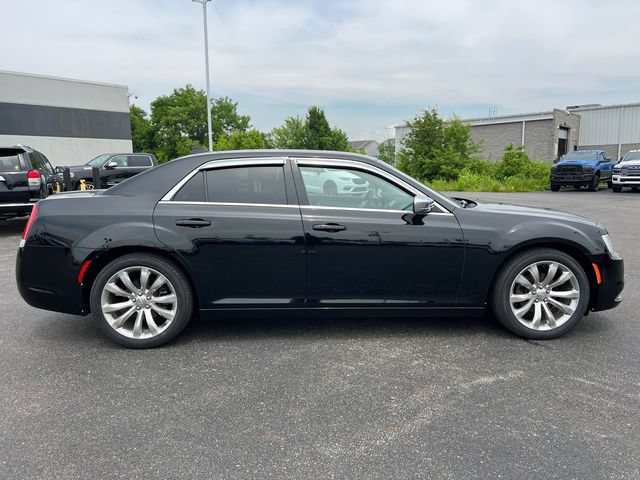 Used 2018 Chrysler 300 Touring w/ Chrome Appearance Package RWD image 9