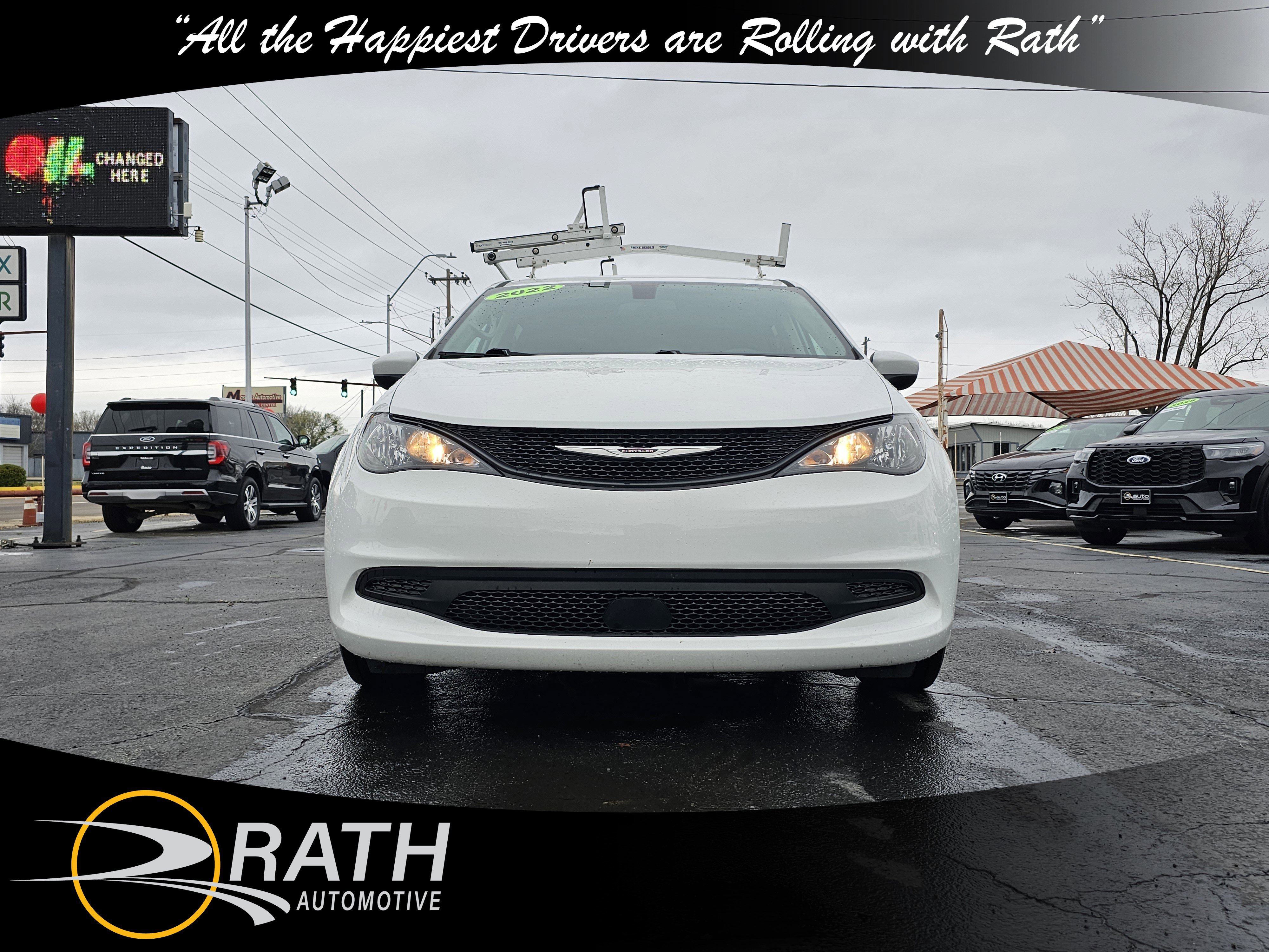 Used 2022 Chrysler Voyager LX image 3