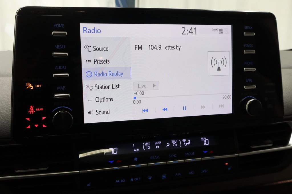 Used 2022 Toyota Sienna XLE image 2