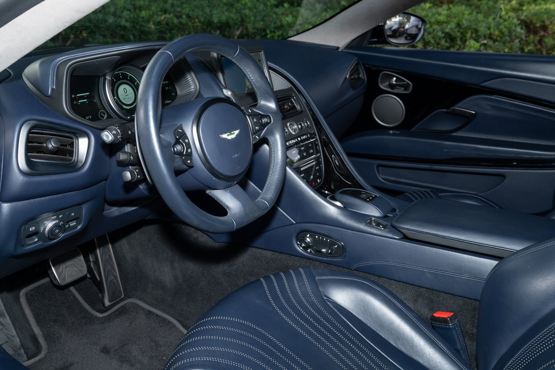 Used 2020 Aston Martin DB11 Coupe image 14