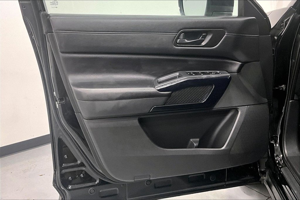 Used 2025 Nissan Pathfinder SV FWD image 17
