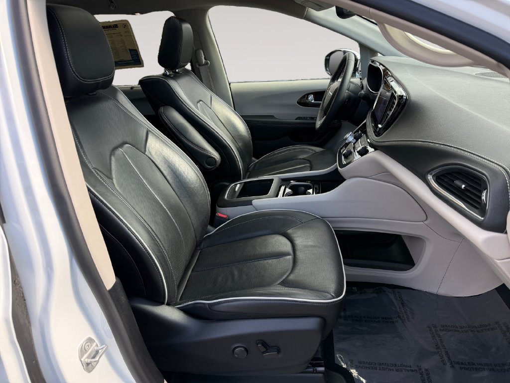 Used 2023 Chrysler Pacifica Limited w/ Uconnect Theater Family Group FWD image 15