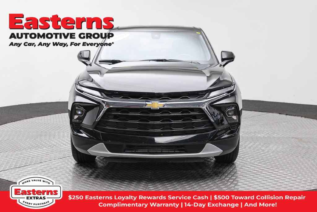 Used 2025 Chevrolet Blazer LT FWD image 3