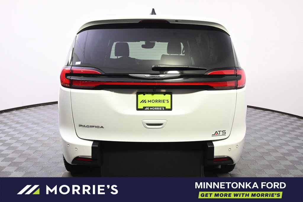 Used 2026 Chrysler Pacifica Select FWD image 6